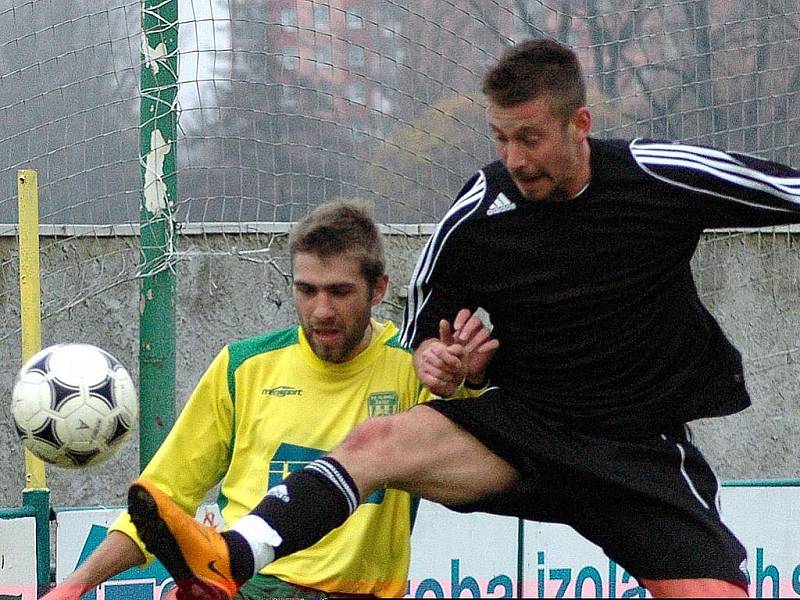 Fotbalové utkání Žatce proti Blšanům (v tmavém). Mirza Zinhasovič zastavuje Zd. Macháčka