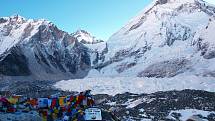 Petra a Štěpán Kotkovi v základním táboře horoleců (5364 m.n.m.) a při cestě tam přes morénu ledovce Khumbu