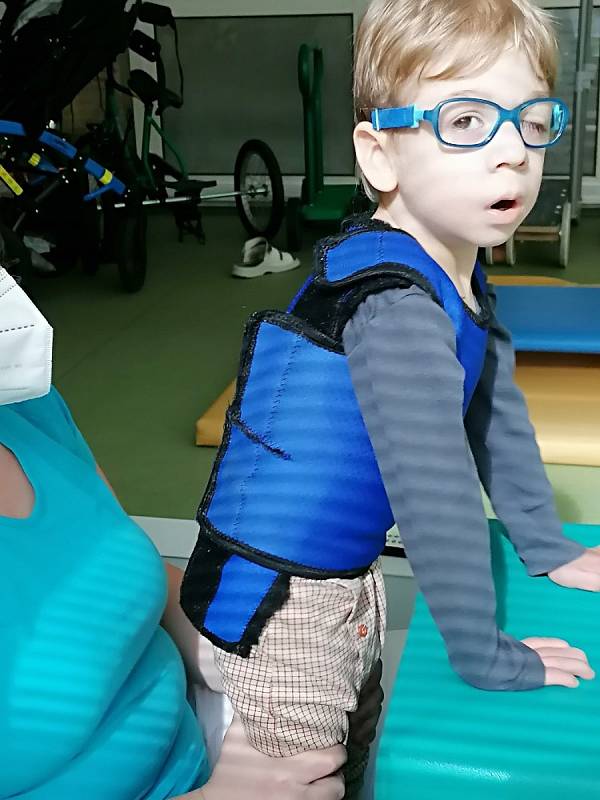 Pětiletý Vojtíšek z Vroutku má zdravotní handicap od narození.