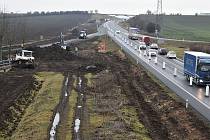 Pokračující výstavba dálnice D7 Praha - Chomutov uzavřela obě jižní rampy mimoúrovňové křižovatky Louny – centrum nedaleko Cítolib. Ze silnice I/7 tak není možné ve směru na Prahu vyjet ani na ni najet.