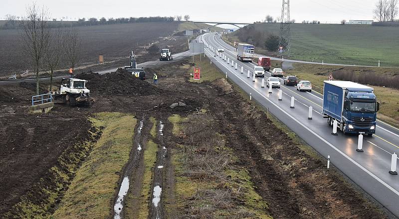 Pokračující výstavba dálnice D7 Praha - Chomutov uzavřela obě jižní rampy mimoúrovňové křižovatky Louny – centrum nedaleko Cítolib. Ze silnice I/7 tak není možné ve směru na Prahu vyjet ani na ni najet.