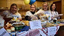 Ochutnávka ukrajinských jídel na náměstí v Žatci v roce 2022