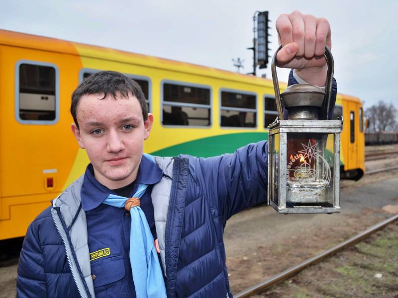 Skauti tradičně přivezli betlémské světlo na lounské nádraží