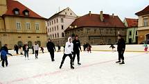 Kluziště před radnicí v centru Žatce láká malé i velké bruslaře.