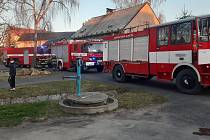 Do Slavětína spěchali hasiči. Požár tam zachvátil kotelnu v domě