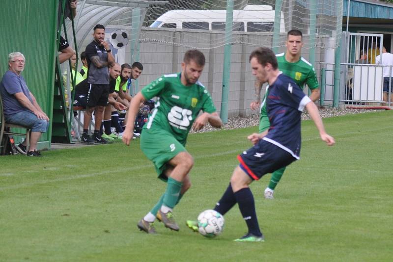 Krajský přebor: Žatec (zelená) vs. Krupka. Domácí vyhráli na penalty.