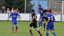 Fotbalisté Loun (v modrém) si již v domácím poháru nezahrají. Podlehli doma Brandýsu 0:2.