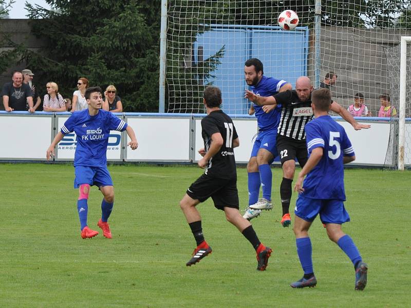 Fotbalisté Loun (v modrém) si již v domácím poháru nezahrají. Podlehli doma Brandýsu 0:2.