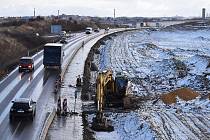 Po zimní pauze se opět rozjely práce na stavbě dálnice D7 Praha - Chomutov u Loun. Ilustrační foto.