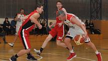 Lounští basketbalisté ( v bílém) si bez problémů připsali další dva body do tabulky ve skupině o 7-12 místo.