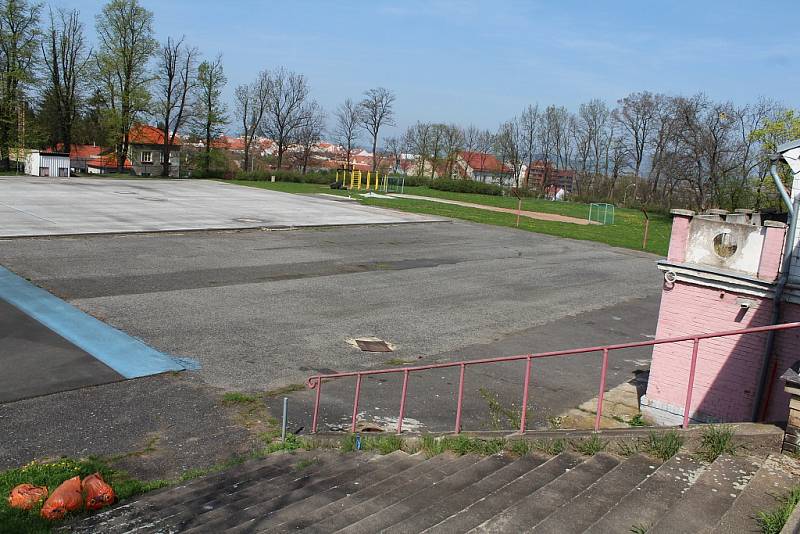 Areál letního cvičiště v Lounech. Několik let na něm byla nafukovací sportovní hala, teď už jen dožívající hřiště na hokejbal, pár prvků skateparku, ale také poměrně nová workoutová sestava