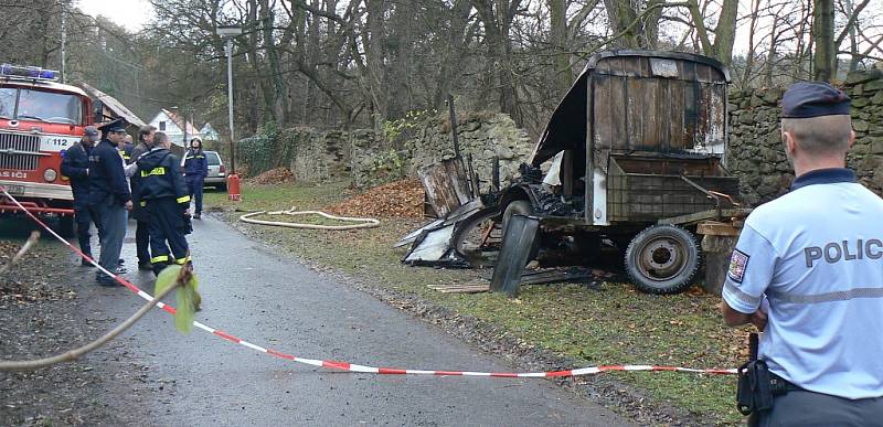 Maringotka po požáru v Petrohradu na Podbořansku. Uvnitř bylo nalezeno ženské tělo