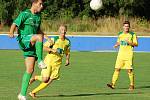 Fotbalisté Slavoje Žatec (ve žlutém) prohráli v pohárovém zápase s Karlovými Vary 2:3