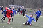 Fotbalistům Lenešic (v červeném) se v postoloprtském azylu daří a připsali si na temní umělce druhou výhru.