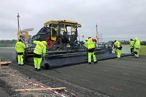 Rychlým tempem pokračuje výstavba dálnice Praha – Chomutov u Chlumčan na Lounsku. Tento týden se tam začal pokládat asfalt.