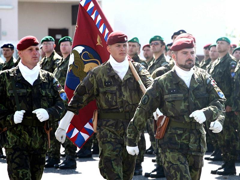 Jedenáctý kontingent AČR při slavnostním nástupu v Žatci 3. července.