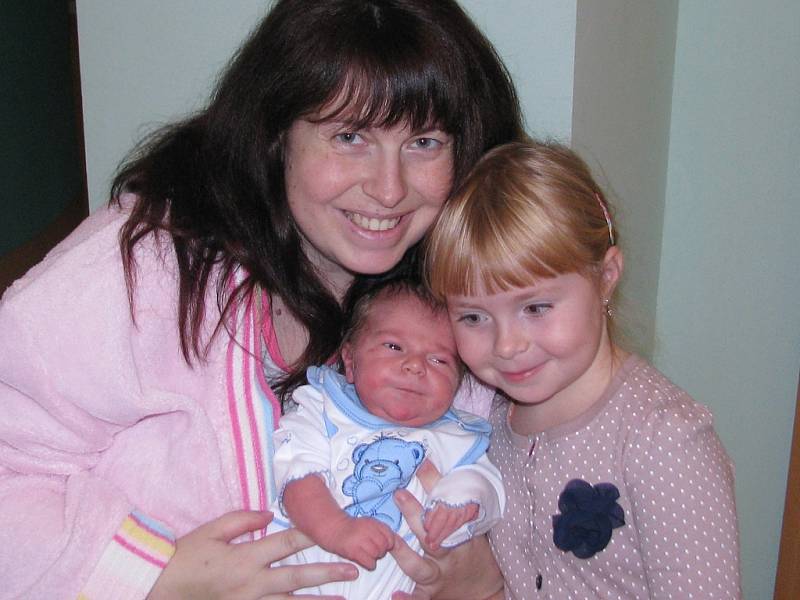 Mamince Lucii Radové ze Žatce se 11. října 2015 v 11.40 hodin narodil syn Jan Eduard Rada. Vážil 4120 gramů a měřil 54 centimetrů.  Na snímku ho vítá sestra Nikola.