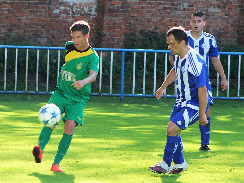 Fotbalisté Žatce (v zeleném) přehráli v poháru Postoloprty 11:0.