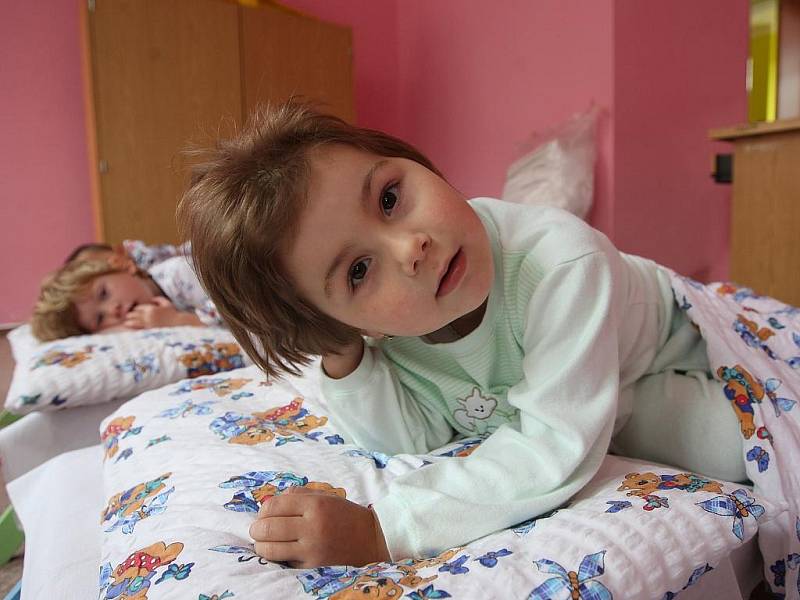 Děti se chystají ke spánku po obědě v prostorách mateřské školy v ulici Bratří Čapků v Podbořanech.