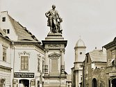 Pomník císaře Josefa II. na místě, kde je nyní v Žatci nejmenší chmelnička na světě. Socha byla svržena do Ohře.