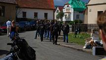 Sobota 3. července v obci Stebno na Lounsku. Motorkáři přivezli finanční dar.