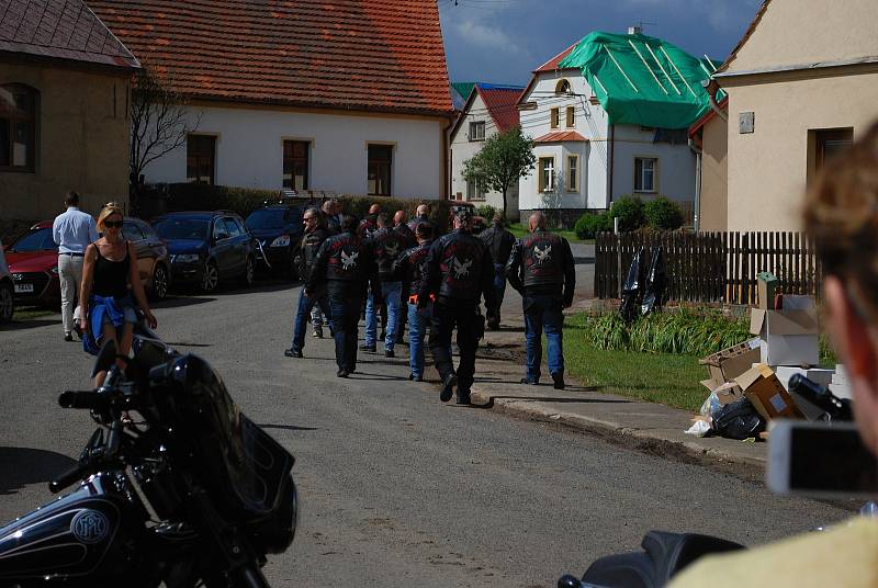 Sobota 3. července v obci Stebno na Lounsku. Motorkáři přivezli finanční dar.
