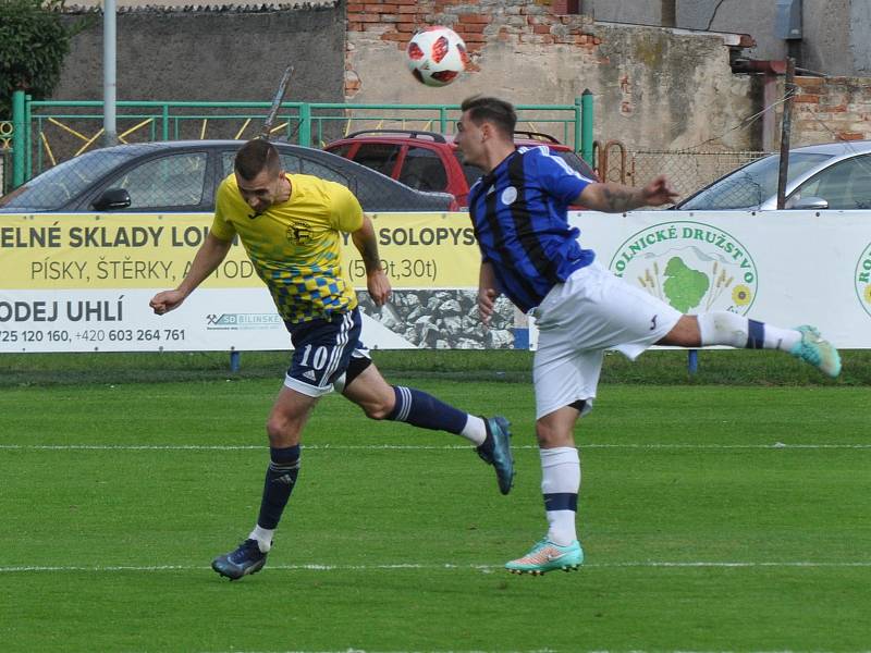 Utkání rozdílných poločasů, ve kterém fotbalistů Dobroměřic (ve žlutém) nestačilo k výhře nad Bílinou ani dvoubrankové vedení.