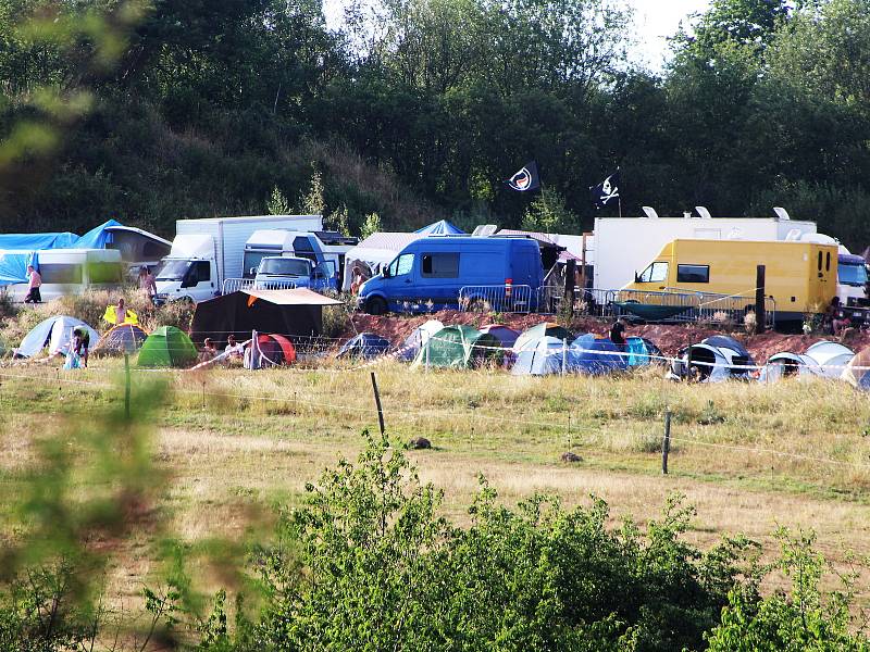 Zhruba osm stovek návštěvníků zavítala do Kryr na akci, která byla nahlášena jako narozeninová oslava. Podle místních se jedná o maskovanou technoparty. Akci monitoruje policie.