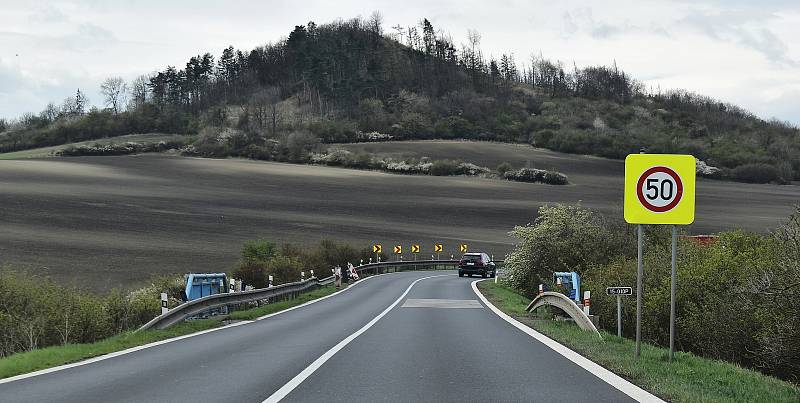 Silnice I/15 mezi Mostem a Lovosicemi u Želkovic na severu Lounska. Na trase je řada zatáček a nepřehledných úseků.