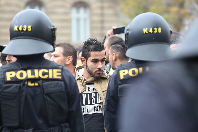 Situaci na Kruhovém náměstí museli řešit policejní těžkooděnci