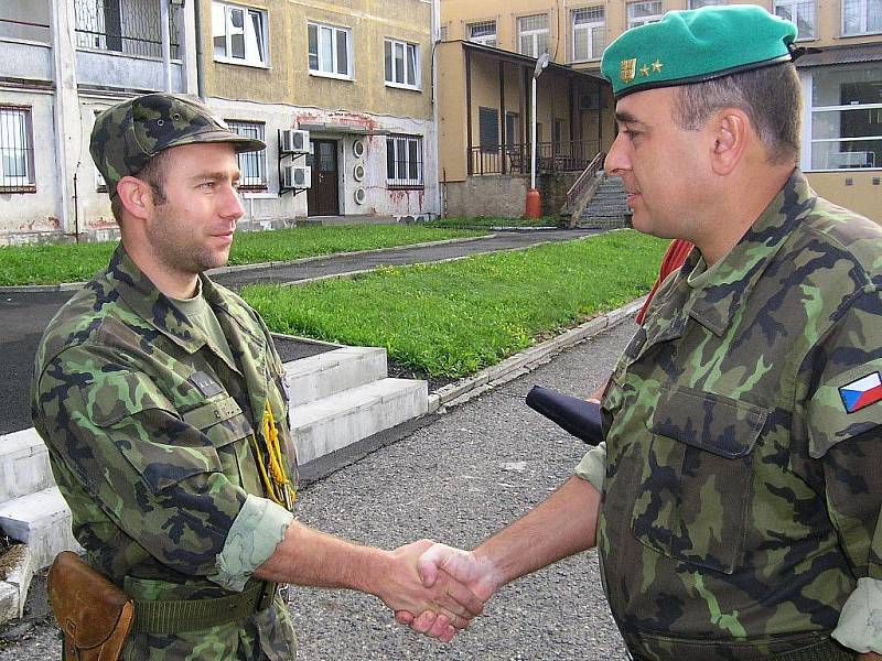 Podplukovník Petr Vašíček předává medaili druhého stupně Radku Málkovi ze Žatce. 