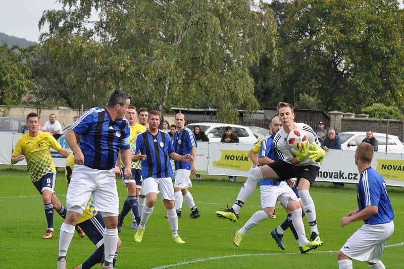 Utkání rozdílných poločasů, ve kterém fotbalistů Dobroměřic (ve žlutém) nestačilo k výhře nad Bílinou ani dvoubrankové vedení.