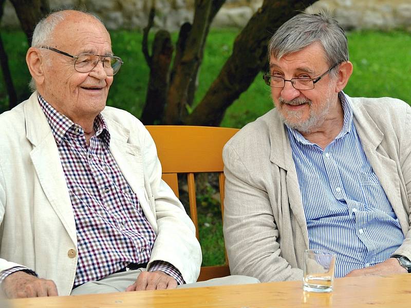 Václav Vorlíček při setkání v Jimlíně. Vpravo je Jan Jíra, znalec filmového umění z Loun, který besedu moderoval.