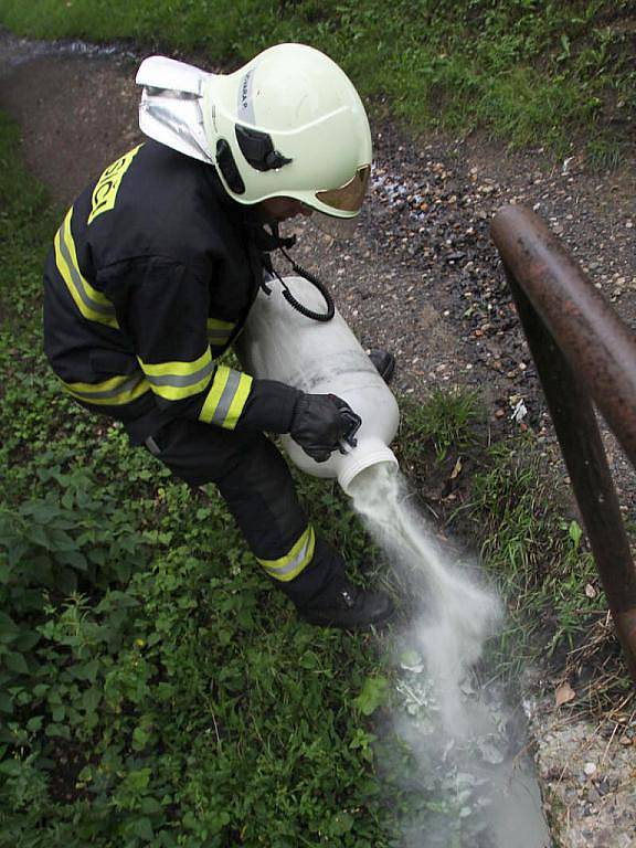 Hasiči likvidují únik nafty v žatecké Plzeňské ulici na odpočívadle u Kauflandu 