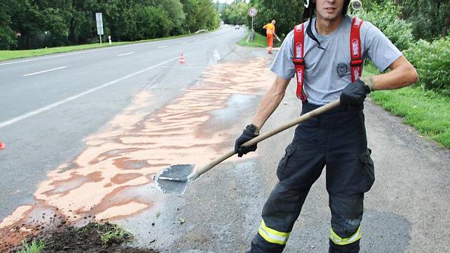 Hasič Pavol Čučvara likviduje únik nafty v žatecké Plzeňské ulici na odpočívadle u Kauflandu 