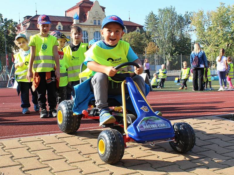 Stovky dětí ze žateckých škol se sešly na stadionu Mládí na sportovním dopoledni