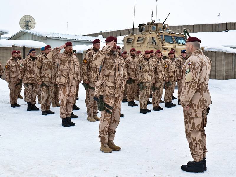 Příslušníci 3. jednotky OMLT české armády v Afghánistánu obdrželi medaile NATO „Non Article 5“ za službu v silách ISAF.