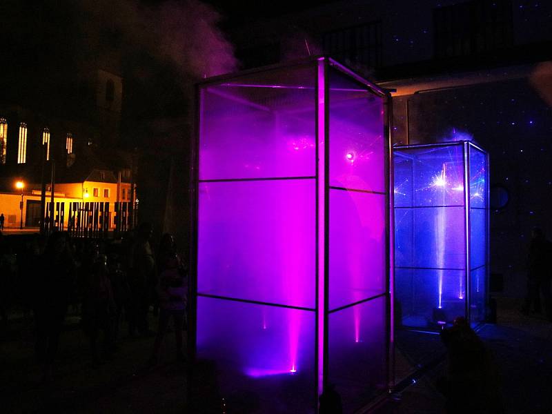 Festival Kouzlo světla v Lounech. Instalace za radnicí