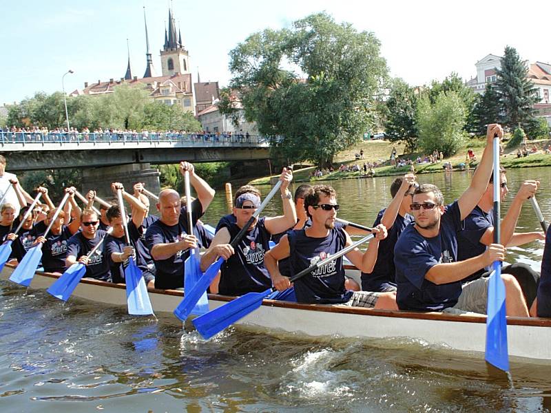 Letní lounské vábení 2015. Závody dračích lodí na Ohři.