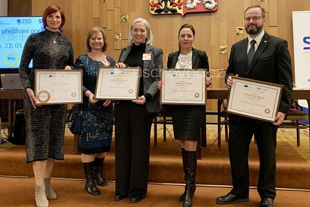 Renáta Čapková (uprostřed) v Poslanecké sněmovně Parlamentu ČR převzala v březnu diplom a bronzový certifikát v kategorii vzdělaný úřad.