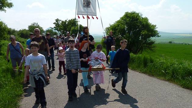 Procession de St.  Mark se dirigea vers Sinutka et Chrámce.  Hâte de s’amuser sur le terrain