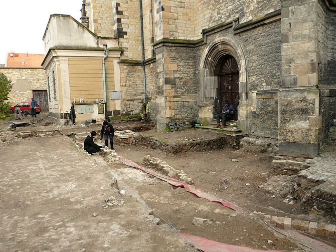 Archeologický výzkum u kostela sv. Mikuláše v Lounech.