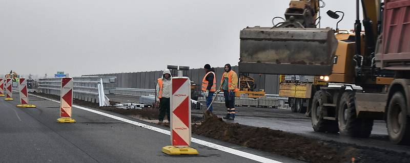 Práce na novém úseku dálnice D7 Praha – Chomutov u Panenského Týnce na Lounsku.