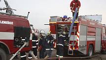 Cvičení hasičů v areálu pily v Lenešicích