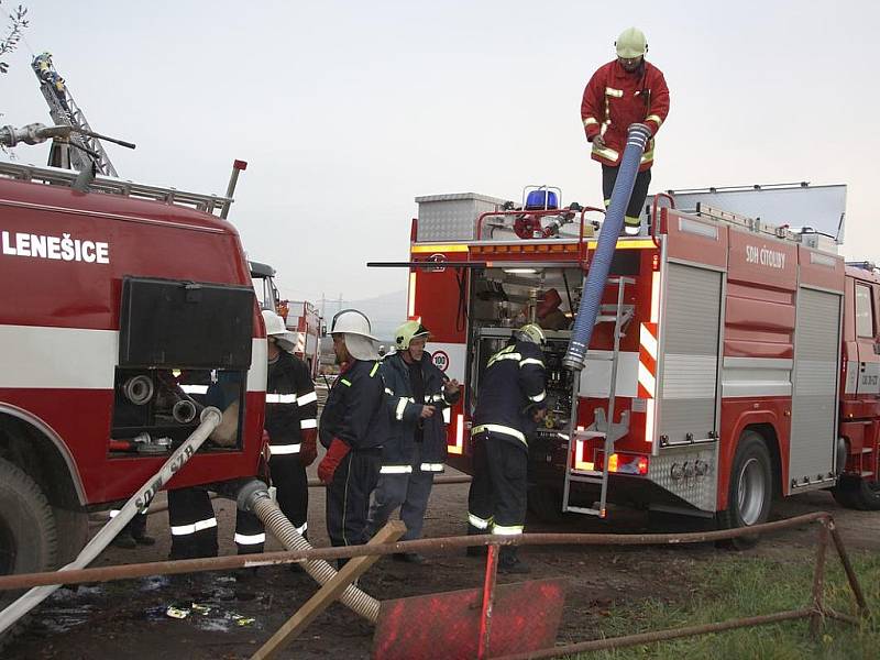 Cvičení hasičů v areálu pily v Lenešicích