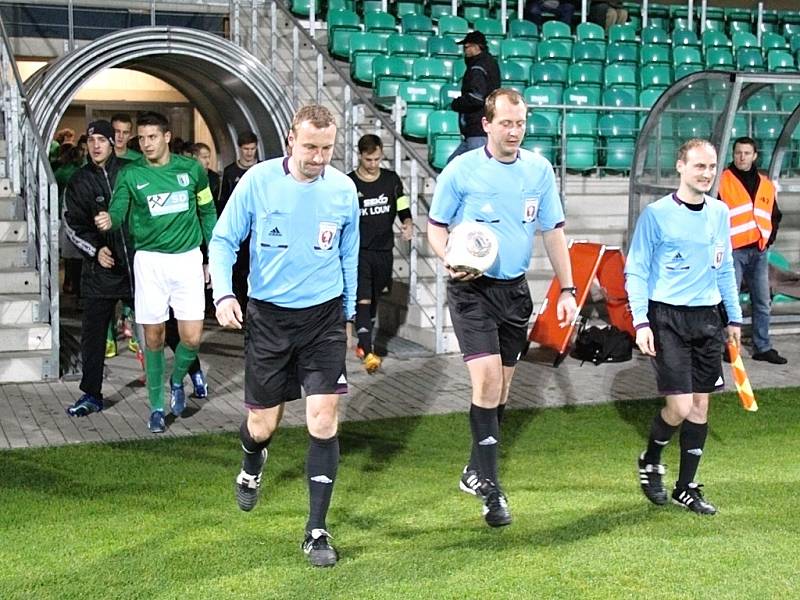 Fotbalisté Loun (v černém) prohráli na půdě Chomutova těsně 0:1.