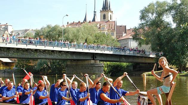 Letní lounské vábení 2015. Závody dračích lodí na Ohři.