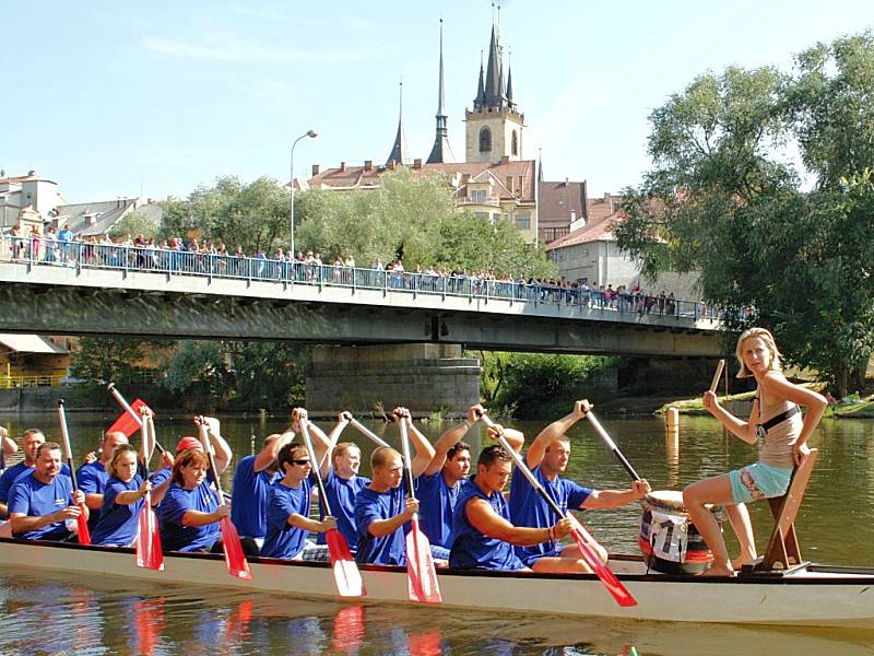 Letní lounské vábení 2015. Závody dračích lodí na Ohři.