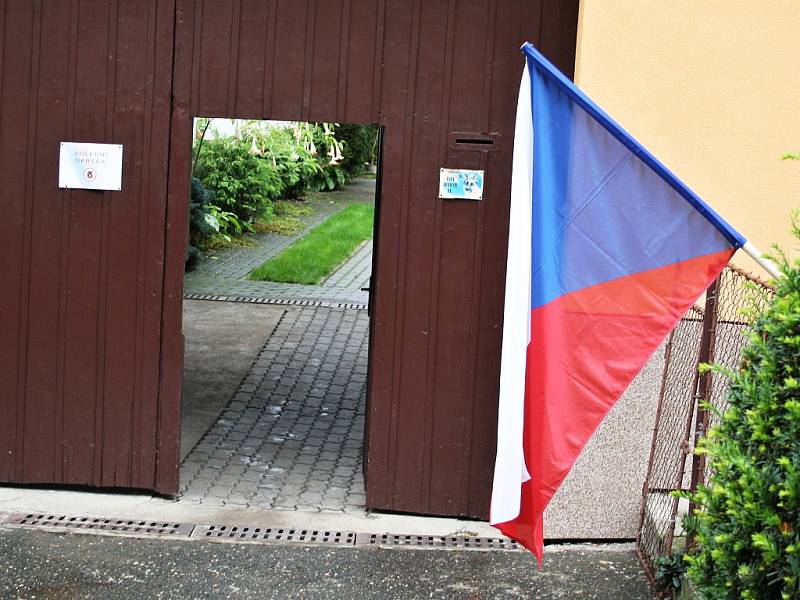 Ve Rvenicích na Postoloprtsku lidé volí v letní kuchyni rodinného domku 