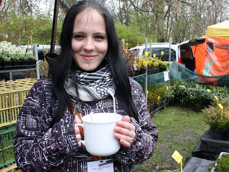 Prodejkyni Miroslavě Knížkové přišel ve čtvrtek v poledne vhod šálek horkého čaje. Bylo chladno a deštivo.